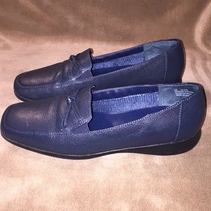 NWOT Mushrooms Sz 6M Navy leather flats